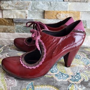 Chantal Pilon Glossy Retro Heels